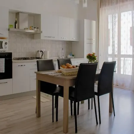 Apartment Spacious Very Close To The Center Desenzano del Garda